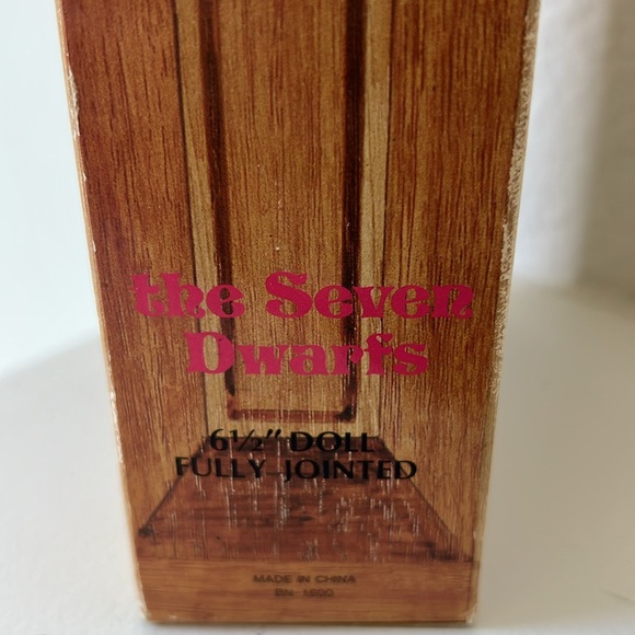 Disney Snow White Bashful Figurine - Picture 4 of 8